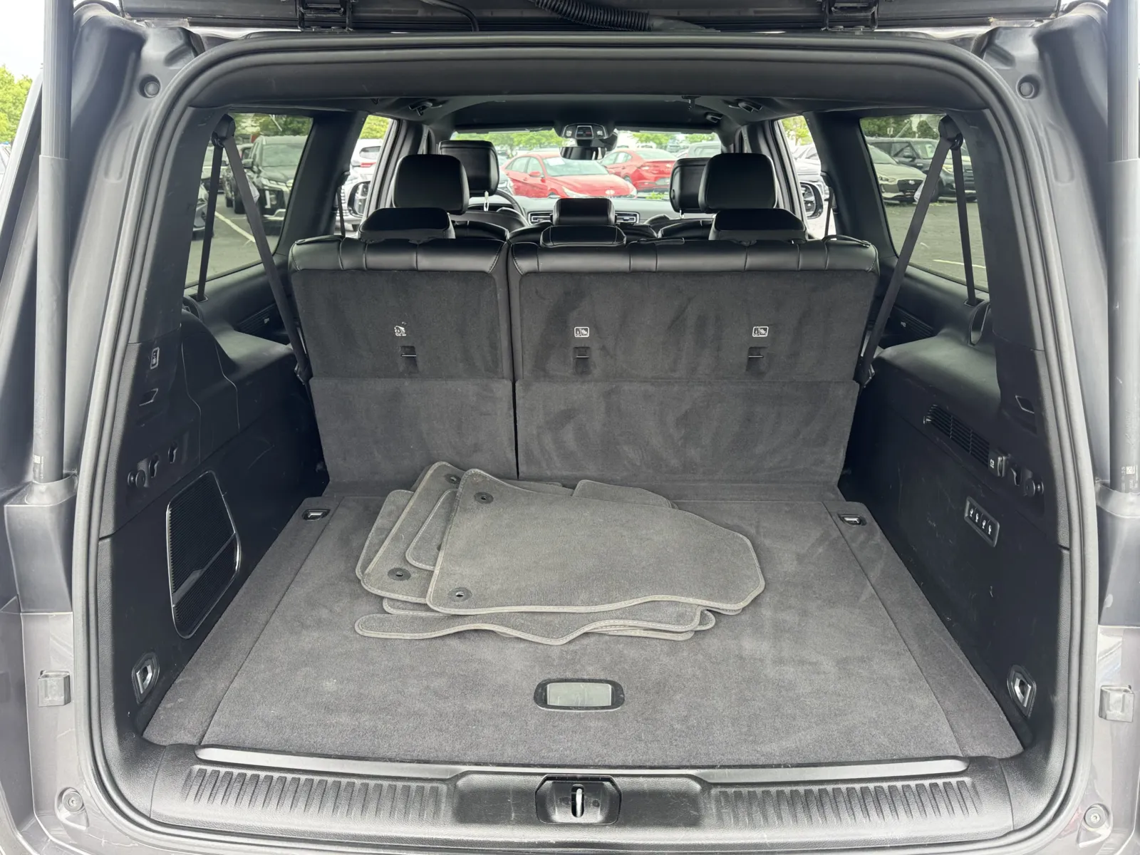 Jeep Wagoneer L photo 13
