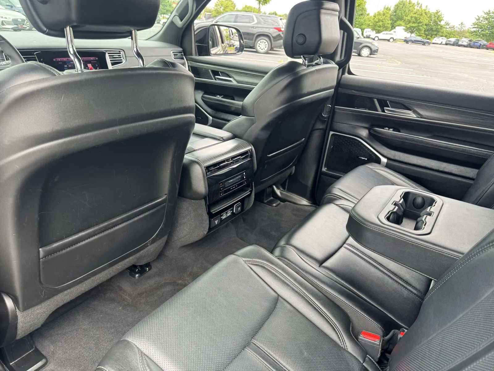 Jeep Wagoneer L photo 18
