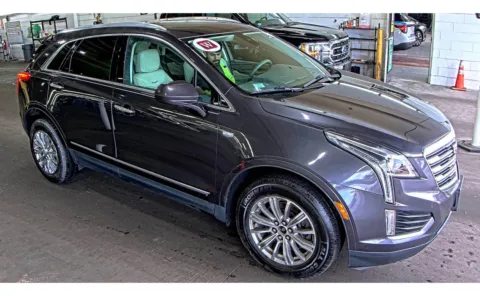 Another view of 2017 Cadillac XT5 Luxury FWD for sale in Columbus, OH at Auto Boutique Ohio