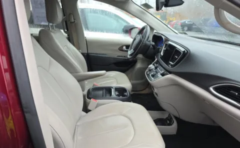 More photos of 2018 Chrysler Pacifica Touring L at Auto Boutique Ohio, OH