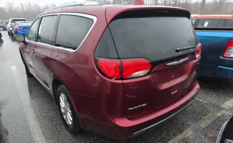 More photos of 2018 Chrysler Pacifica Touring L at Auto Boutique Ohio, OH