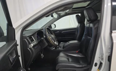 More photos of 2018 Toyota Highlander SE at Auto Boutique Ohio, OH