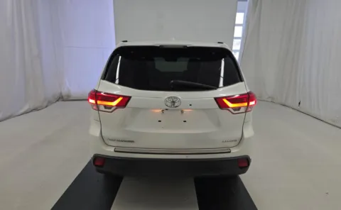More photos of 2018 Toyota Highlander SE at Auto Boutique Ohio, OH