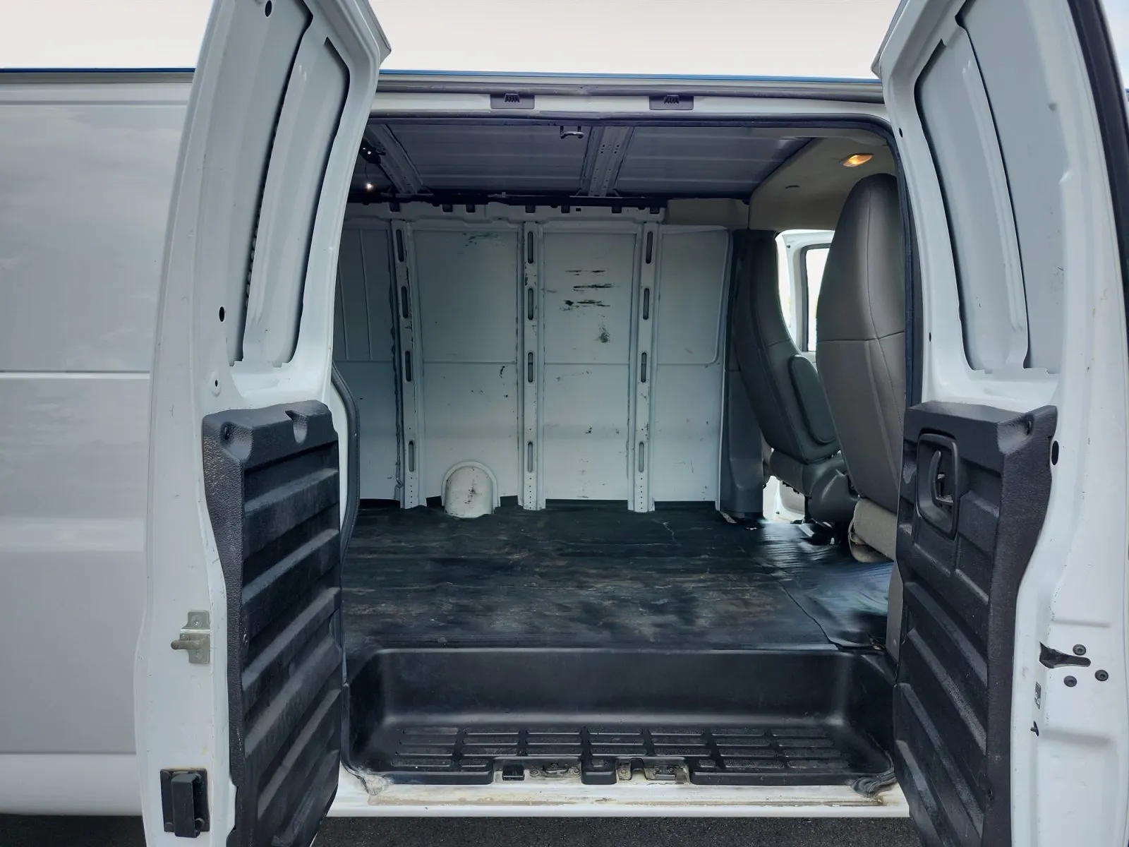 Chevrolet Express photo 13