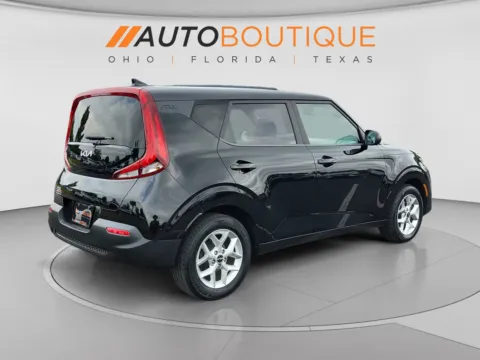 More photos of 2022 Kia Soul LX at Auto Boutique Ohio, OH