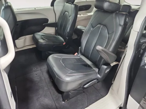 More photos of 2017 Chrysler Pacifica Touring-L at Auto Boutique Ohio, OH
