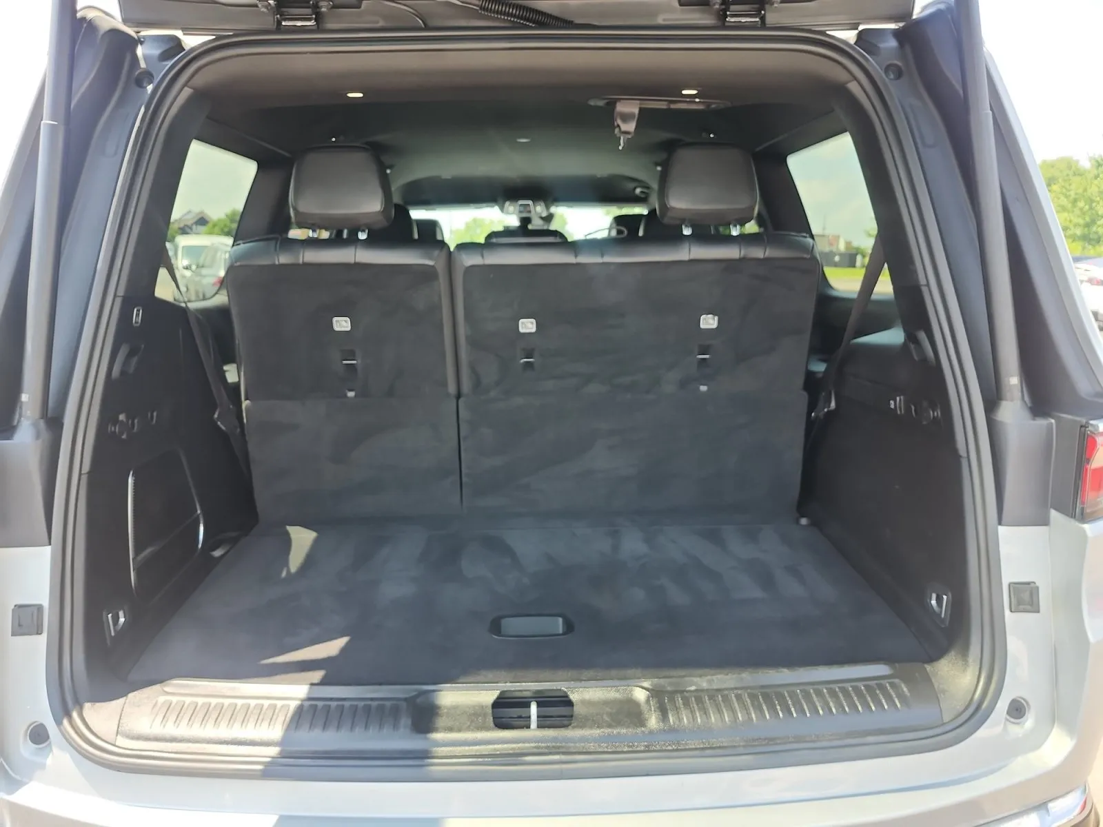 Jeep Wagoneer photo 16