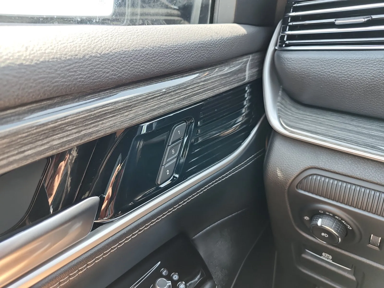 Jeep Wagoneer photo 26