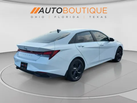 More photos of 2022 Hyundai Elantra SEL at Auto Boutique Ohio, OH