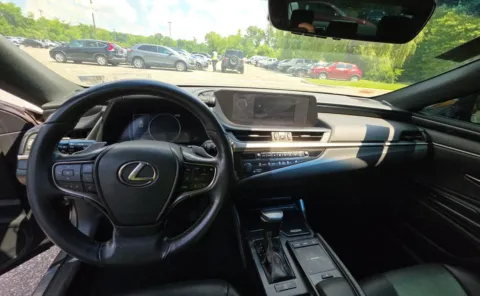 More photos of 2019 Lexus ES 350 at Auto Boutique Ohio, OH