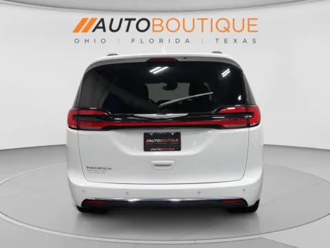 More photos of 2022 Chrysler Pacifica Touring L at Auto Boutique Ohio, OH