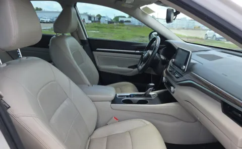 More photos of 2019 Nissan Altima 2.5 Platinum at Auto Boutique Ohio, OH