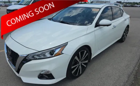 White 2019 Nissan Altima 2.5 Platinum for sale in Columbus, OH
