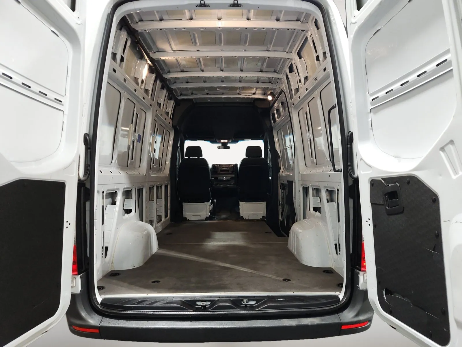 Mercedes-Benz Sprinter photo 13