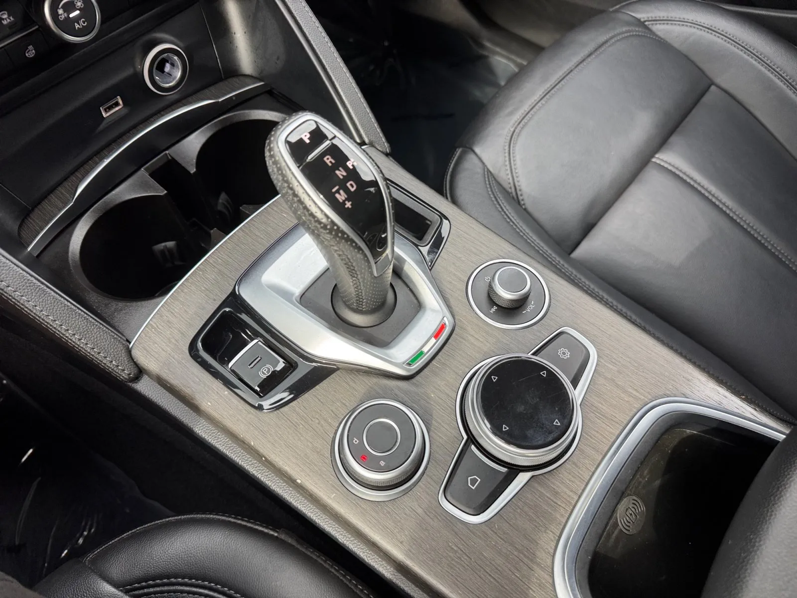 Alfa Romeo Stelvio photo 23