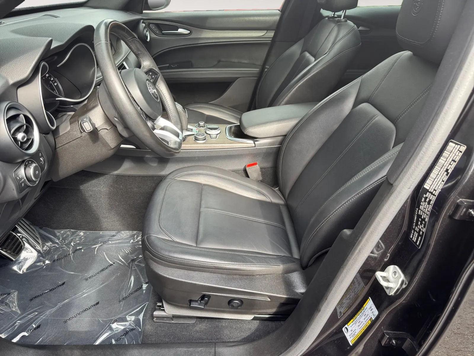 Alfa Romeo Stelvio photo 9