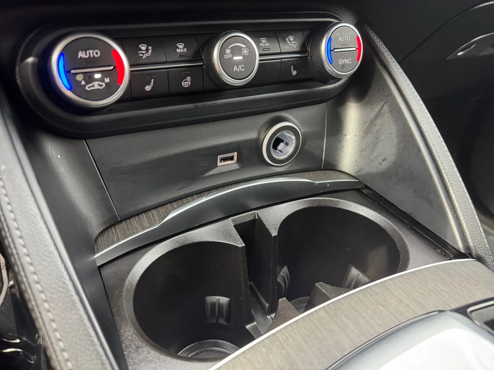 Alfa Romeo Stelvio photo 22