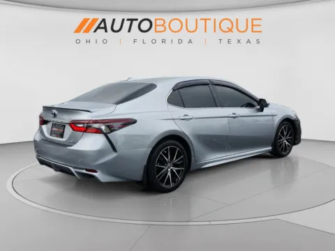 More photos of 2022 Toyota Camry Hybrid SE at Auto Boutique Ohio, OH