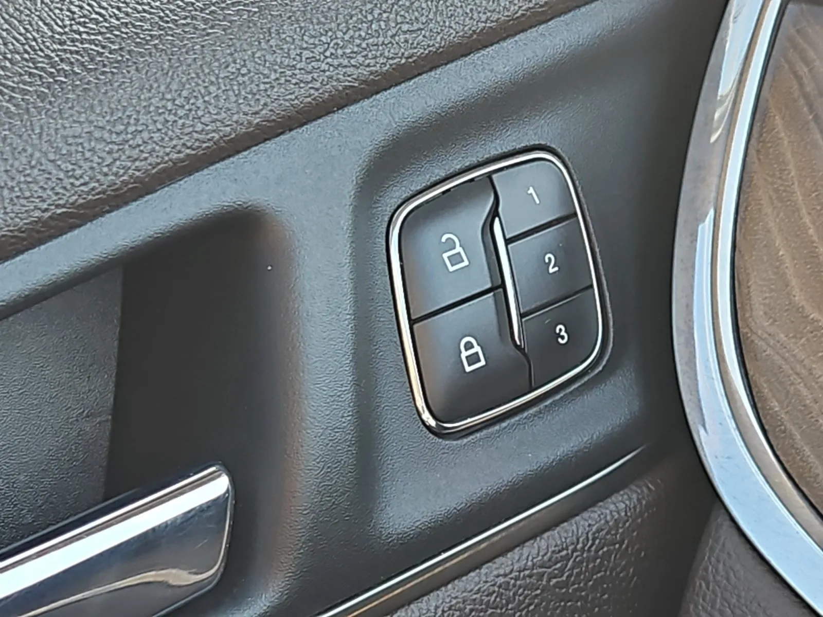 Lincoln MKC photo 16