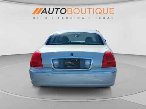 More photos of 2005 Lincoln Town Car Signature Limited at Auto Boutique Ohio, OH