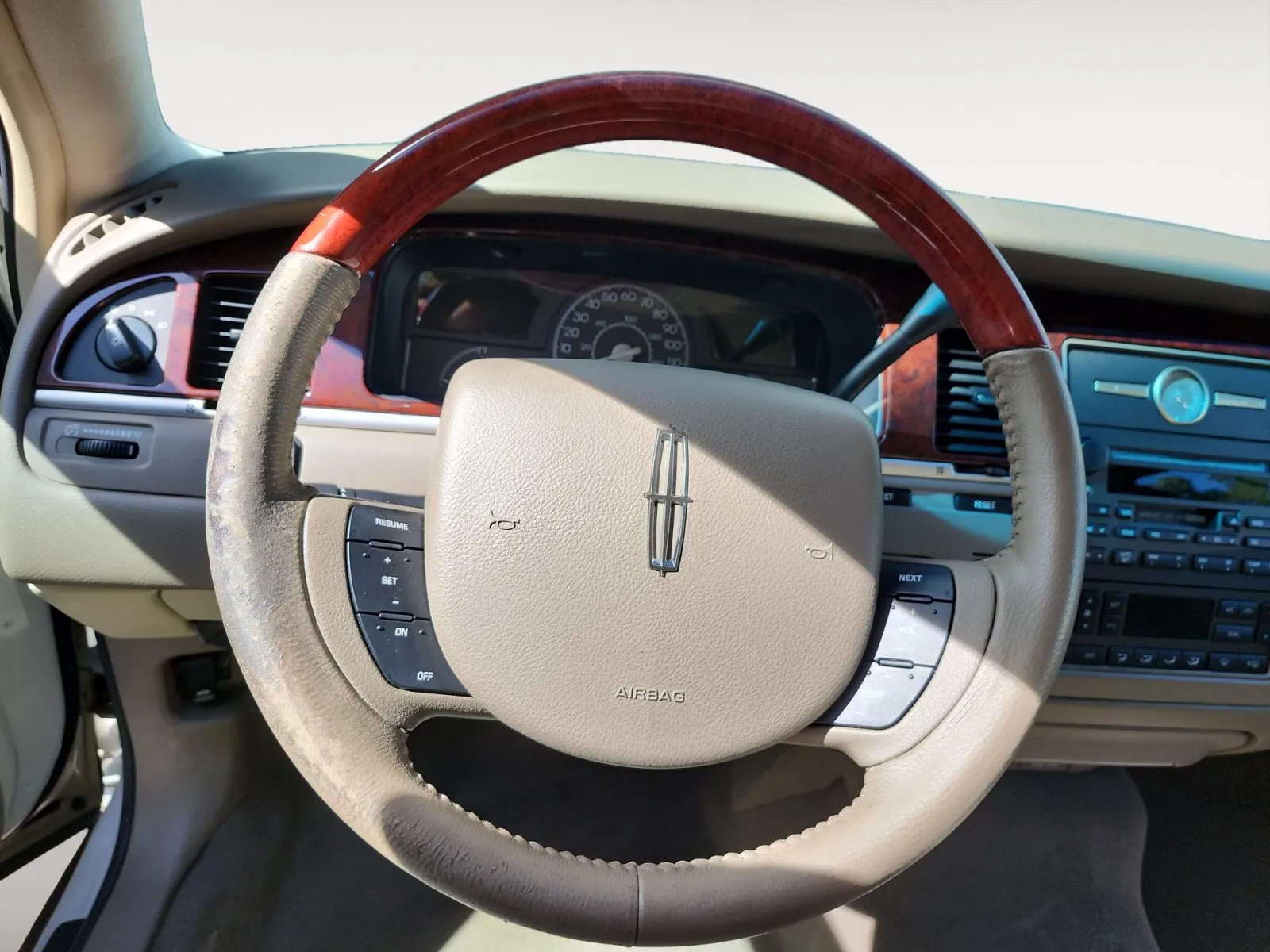 Lincoln Town Car photo 12