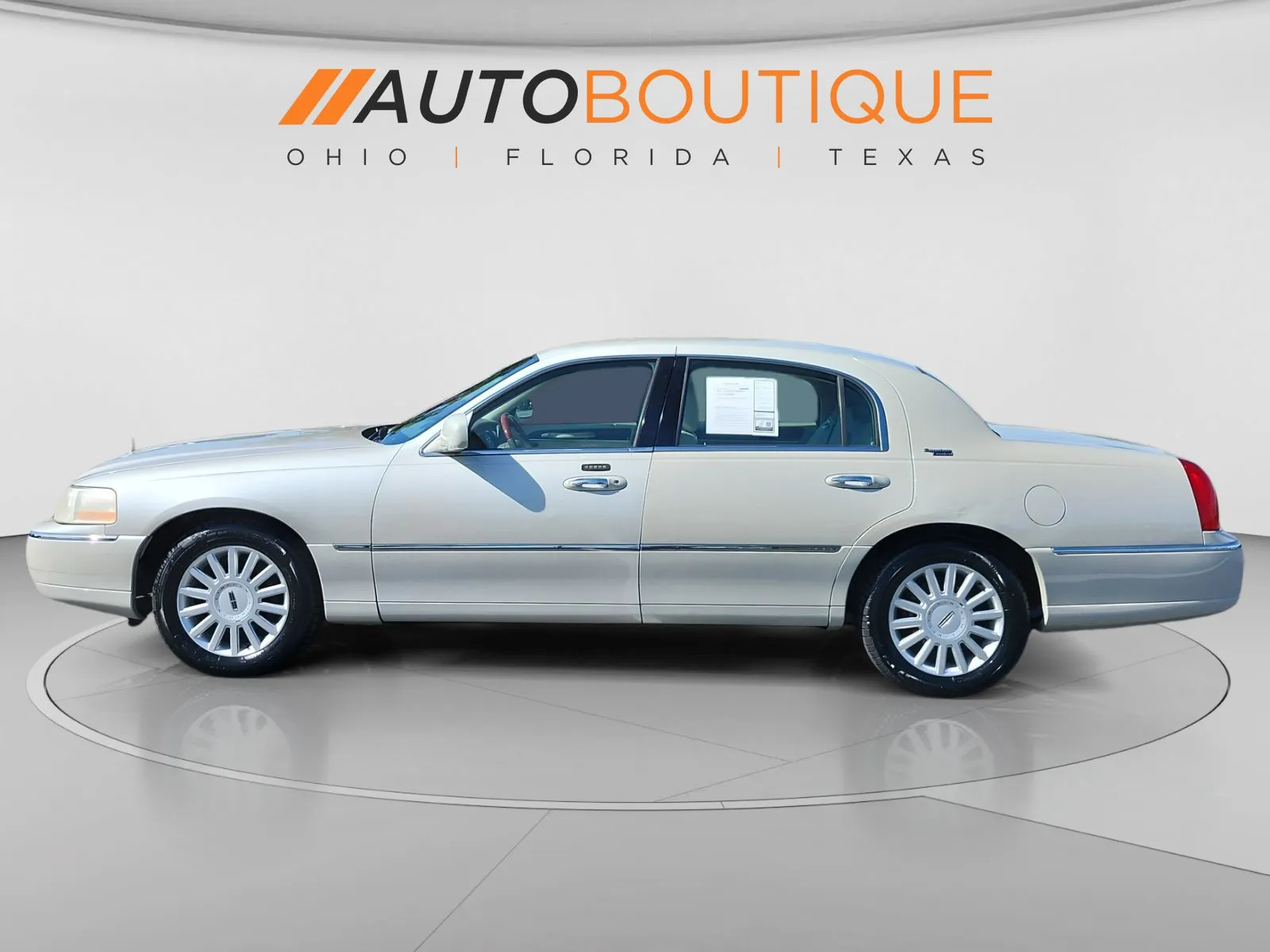 Lincoln Town Car photo 2