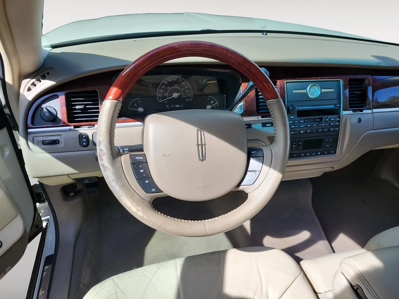 Lincoln Town Car photo 10