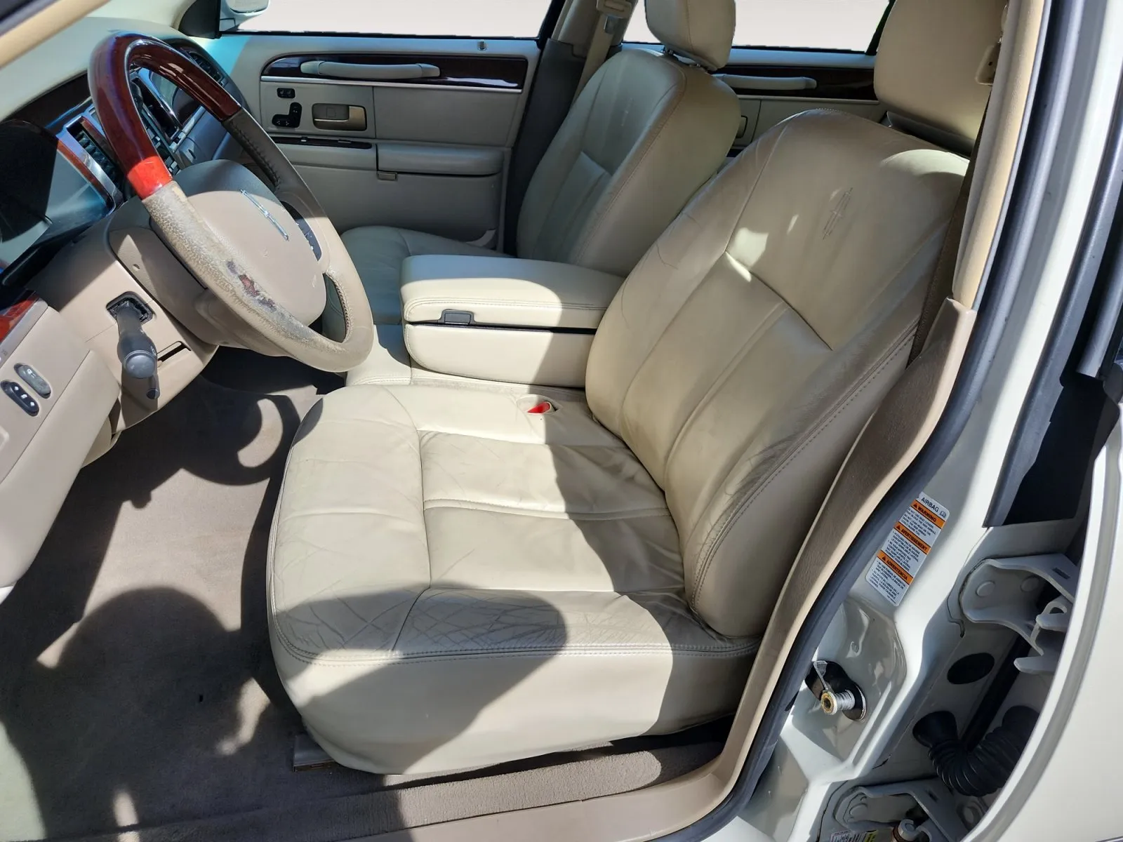 Lincoln Town Car photo 9