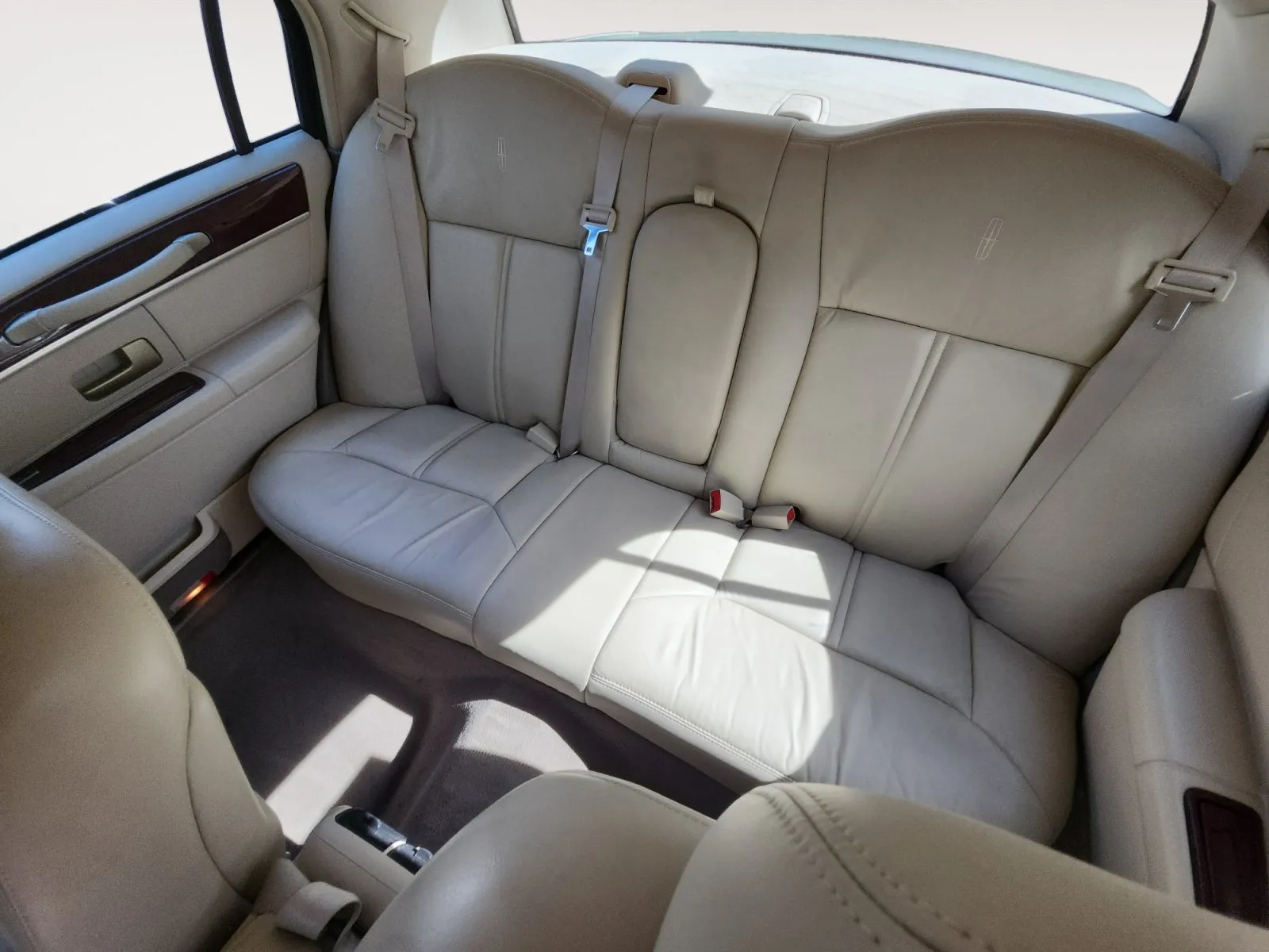 Lincoln Town Car photo 13