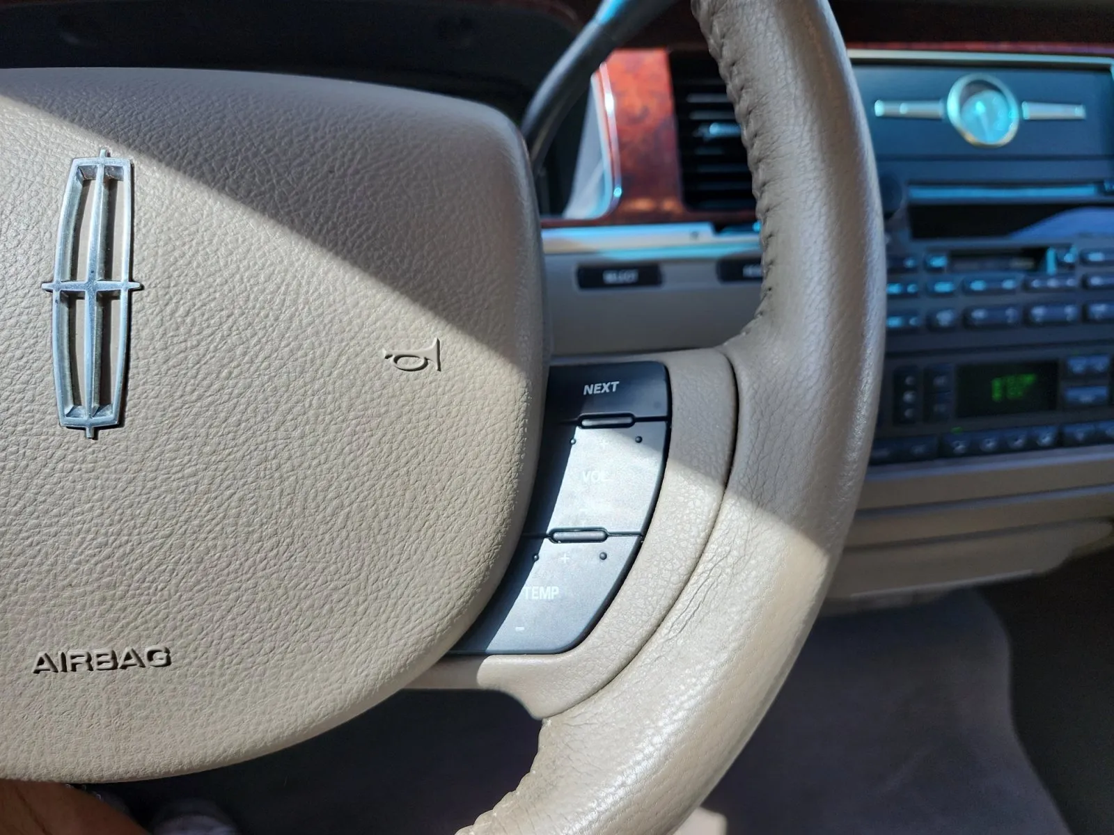 Lincoln Town Car photo 21
