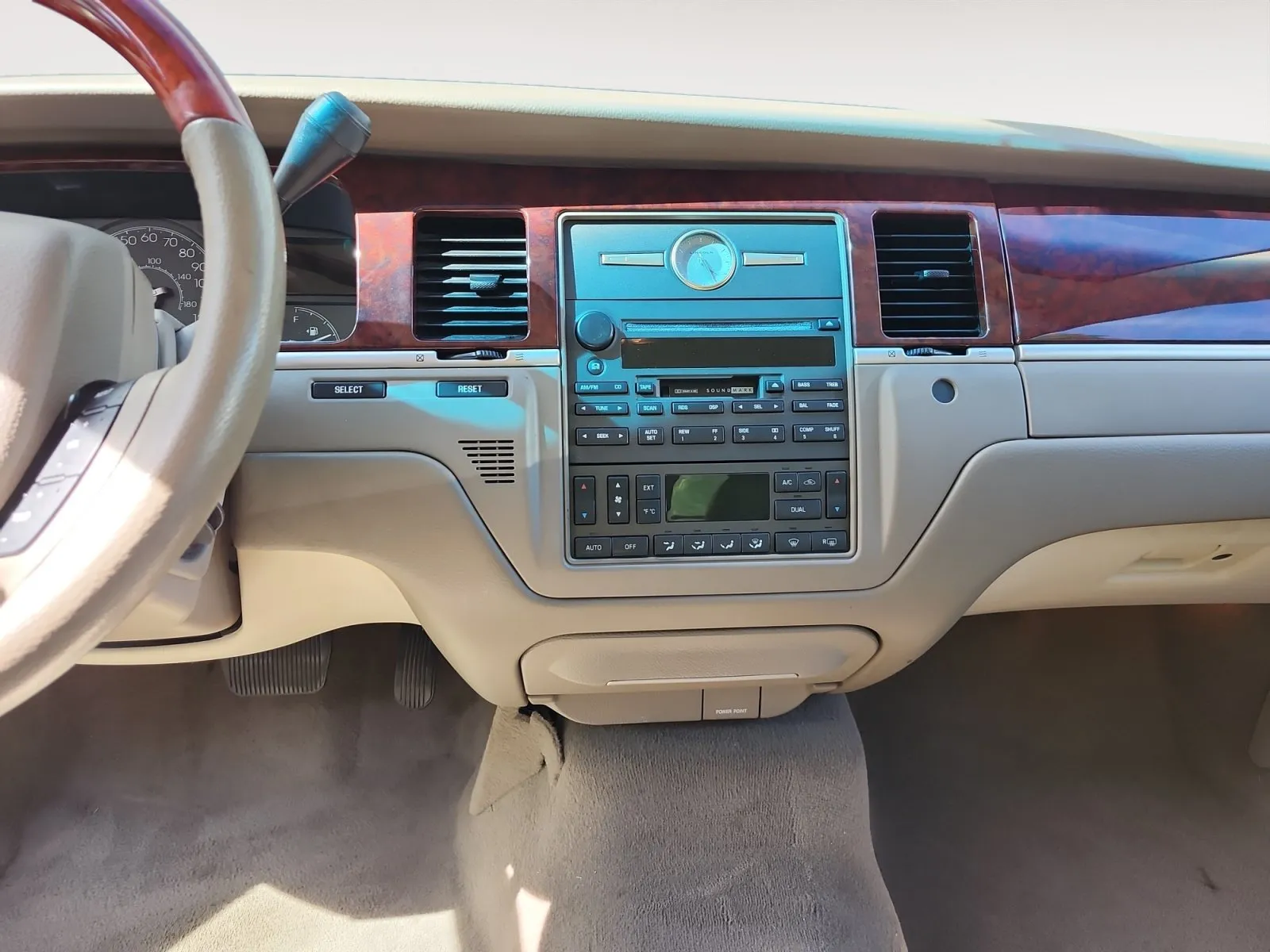 Lincoln Town Car photo 11