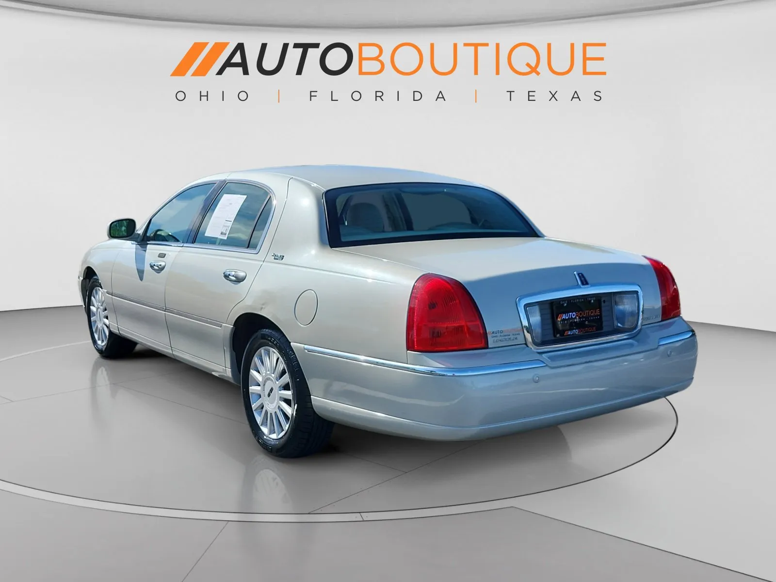 Lincoln Town Car photo 3