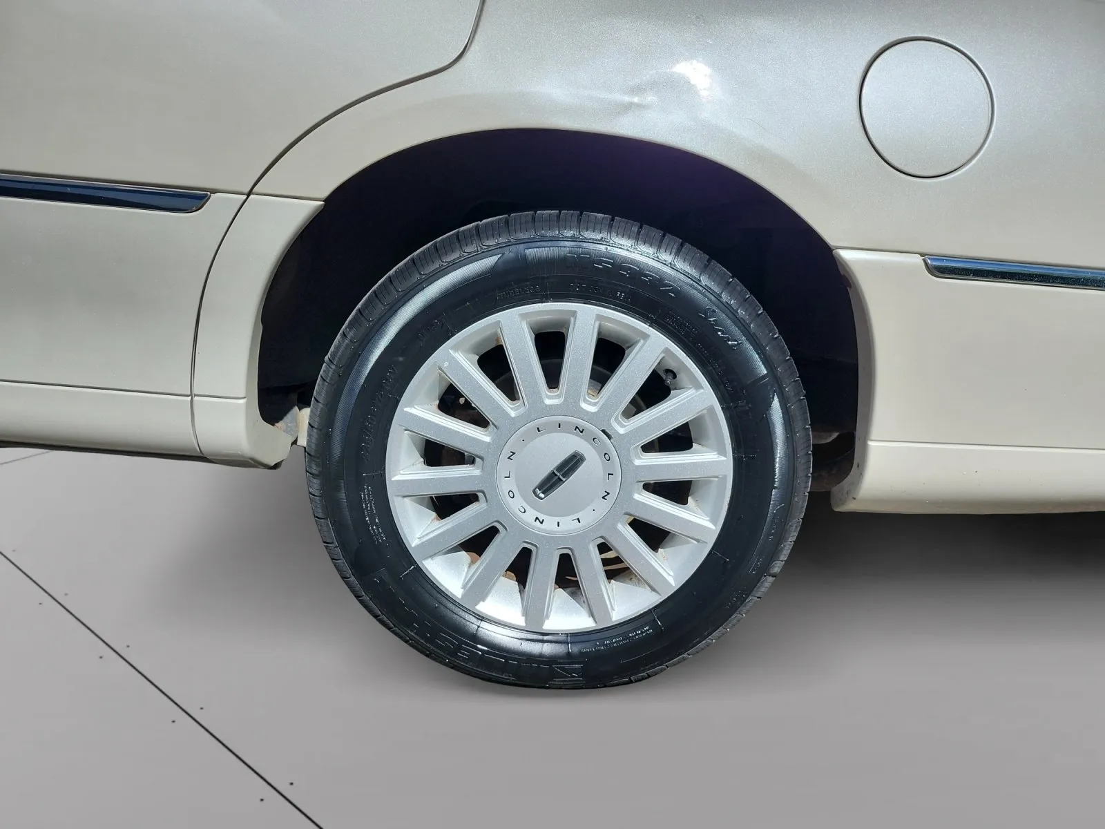 Lincoln Town Car photo 14