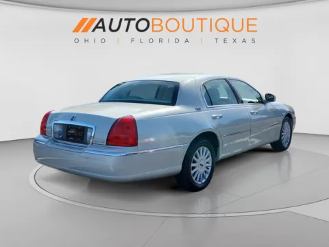 More photos of 2005 Lincoln Town Car Signature Limited at Auto Boutique Ohio, OH
