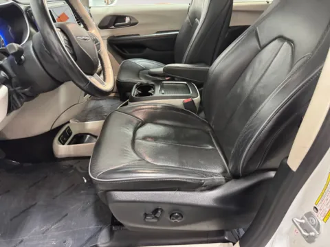 More photos of 2018 Chrysler Pacifica Limited at Auto Boutique Ohio, OH