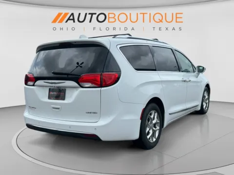 More photos of 2018 Chrysler Pacifica Limited at Auto Boutique Ohio, OH