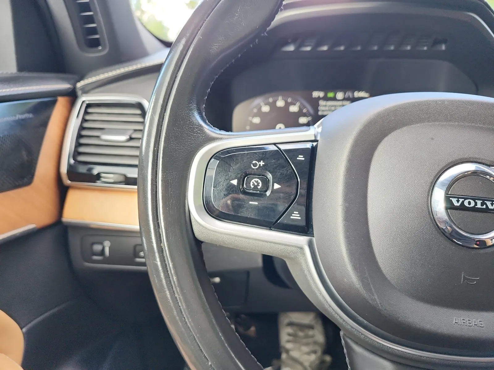 Volvo XC90 photo 26