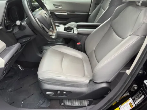 More photos of 2022 Toyota Sienna XLE at Auto Boutique Ohio, OH
