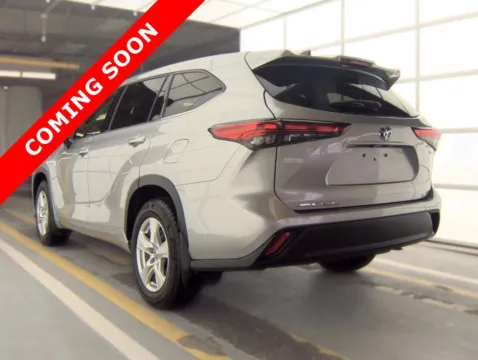 More photos of 2022 Toyota Highlander Hybrid LE at Auto Boutique Ohio, OH