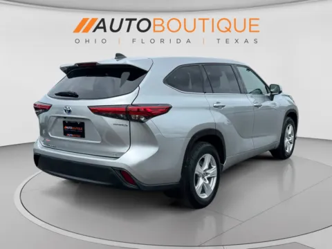More photos of 2022 Toyota Highlander Hybrid LE at Auto Boutique Ohio, OH