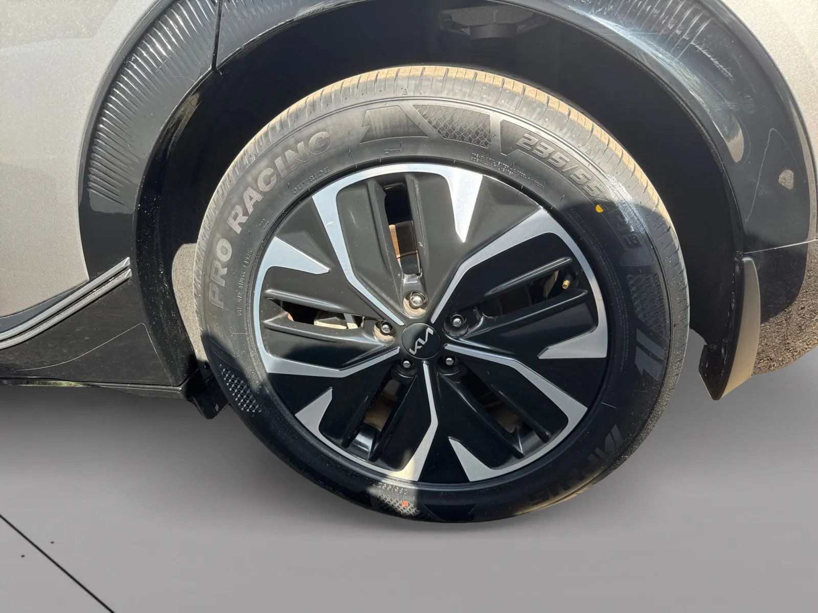 Kia EV6 photo 12