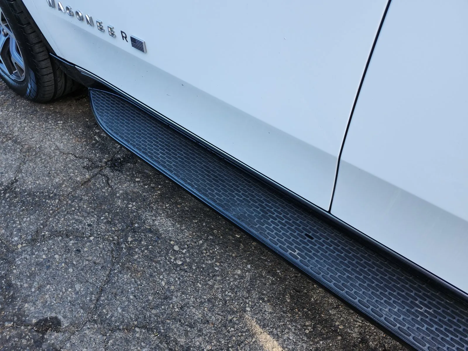 Jeep Wagoneer L photo 17