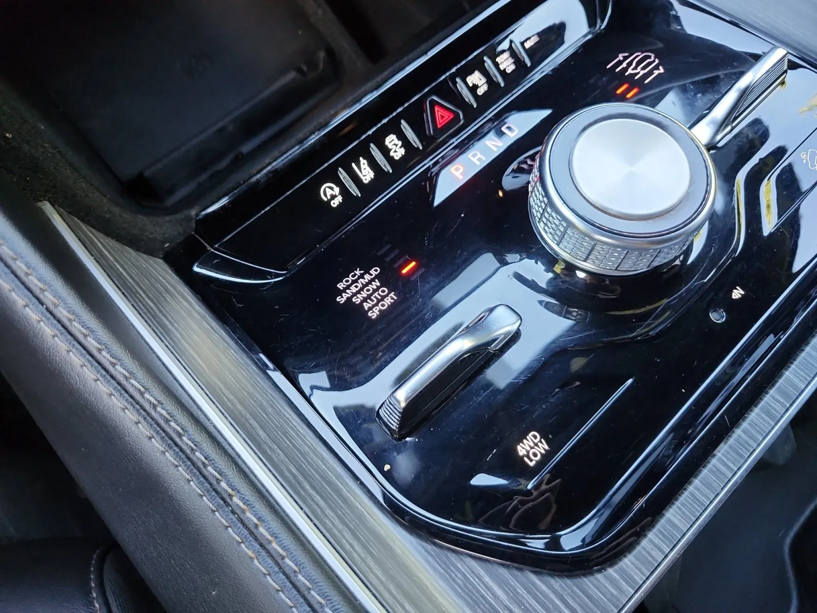 Jeep Wagoneer L photo 26
