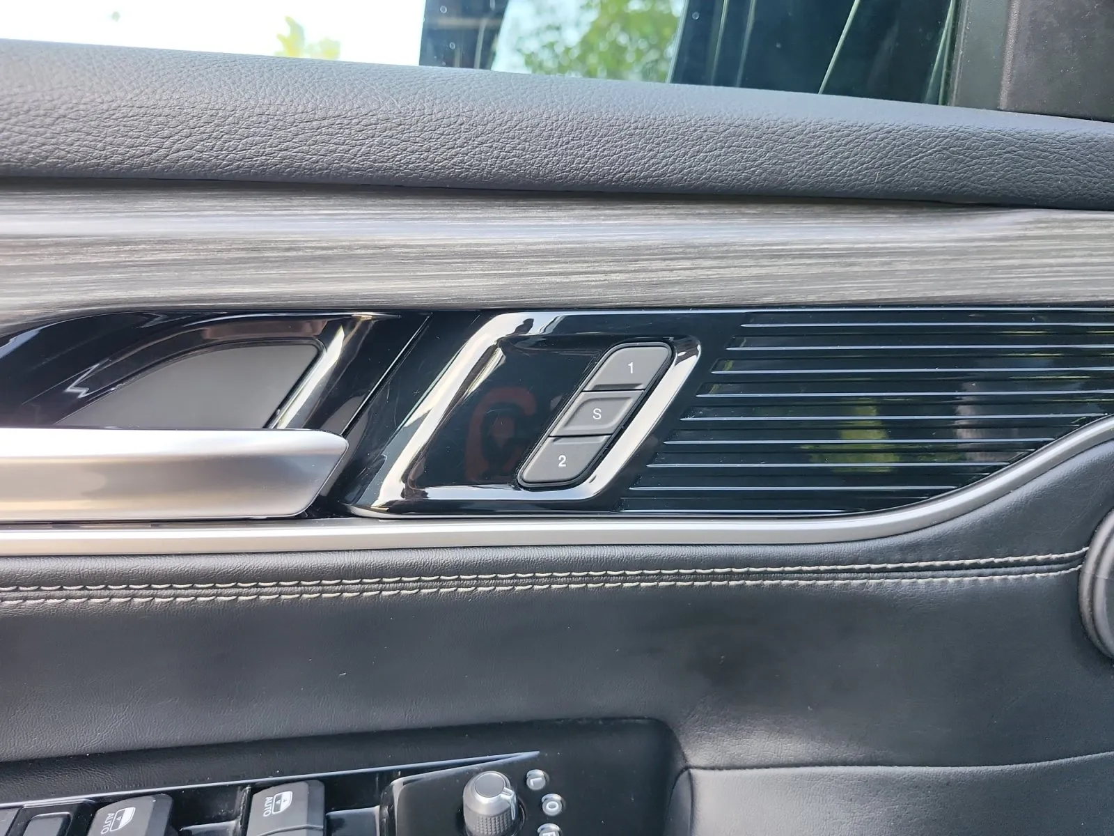 Jeep Wagoneer L photo 18