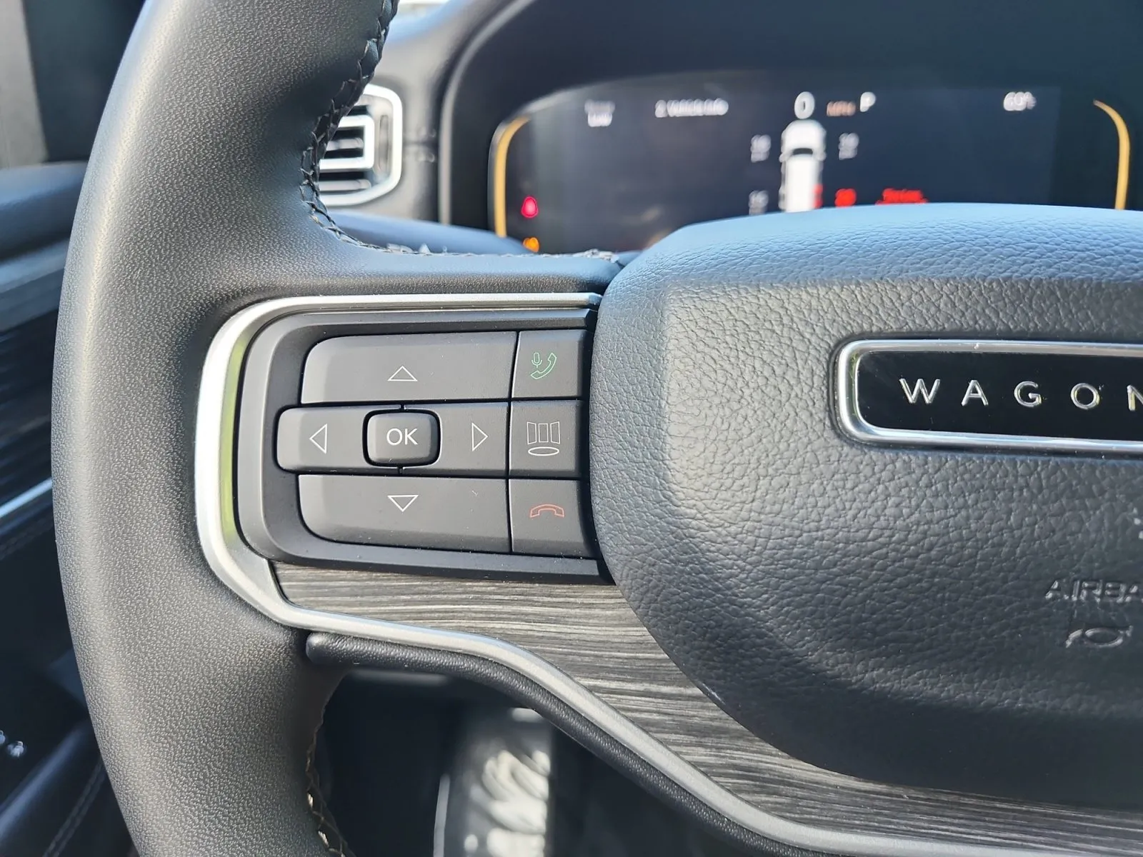 Jeep Wagoneer L photo 29