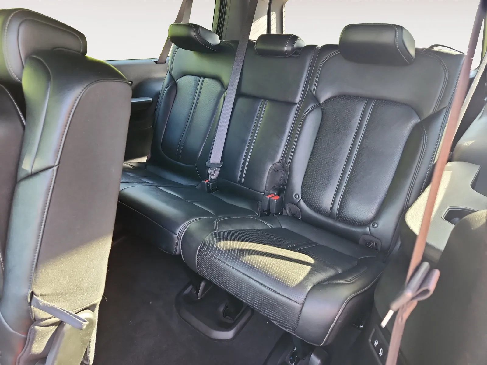 Jeep Wagoneer L photo 15