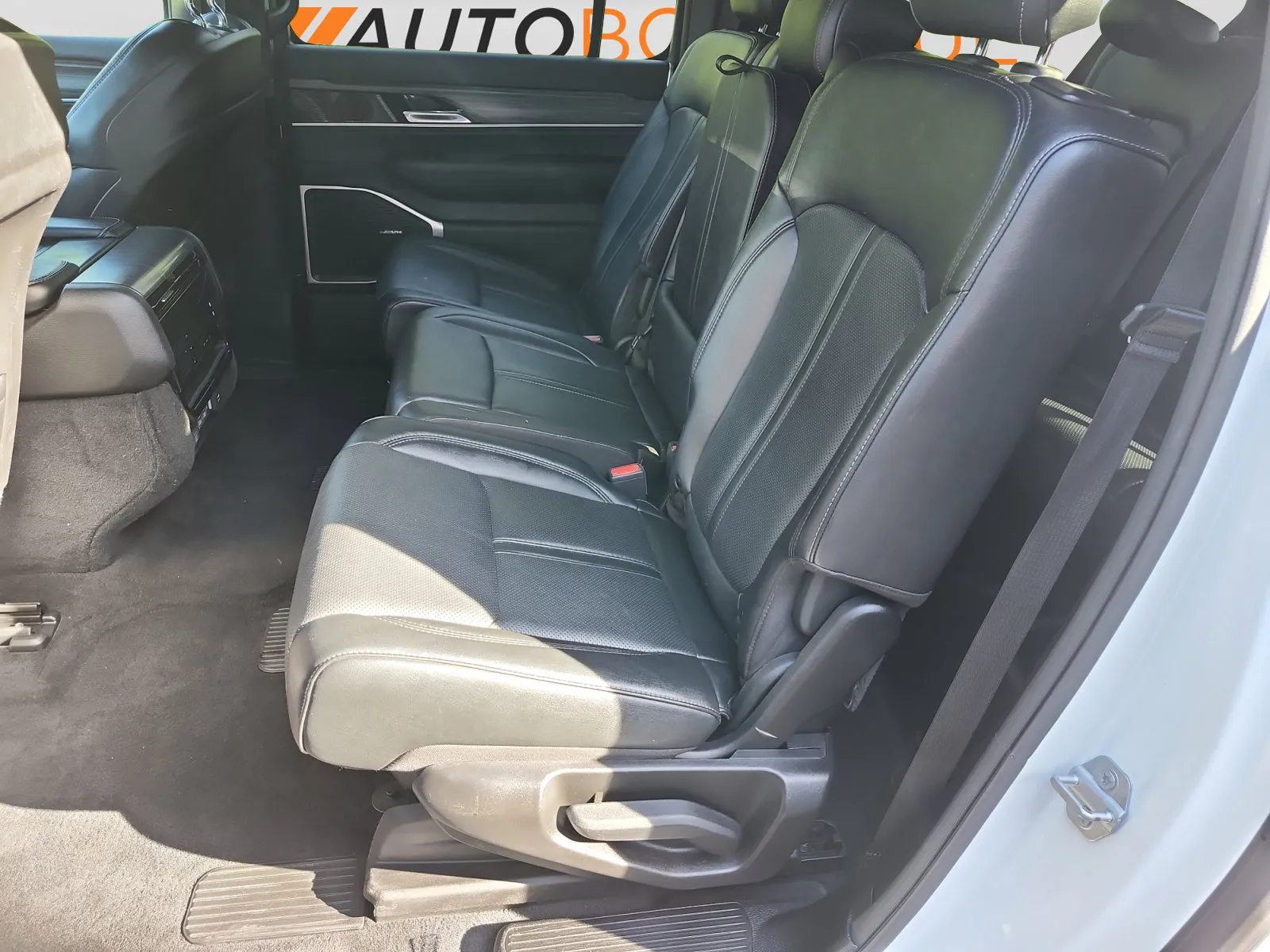 Jeep Wagoneer L photo 14