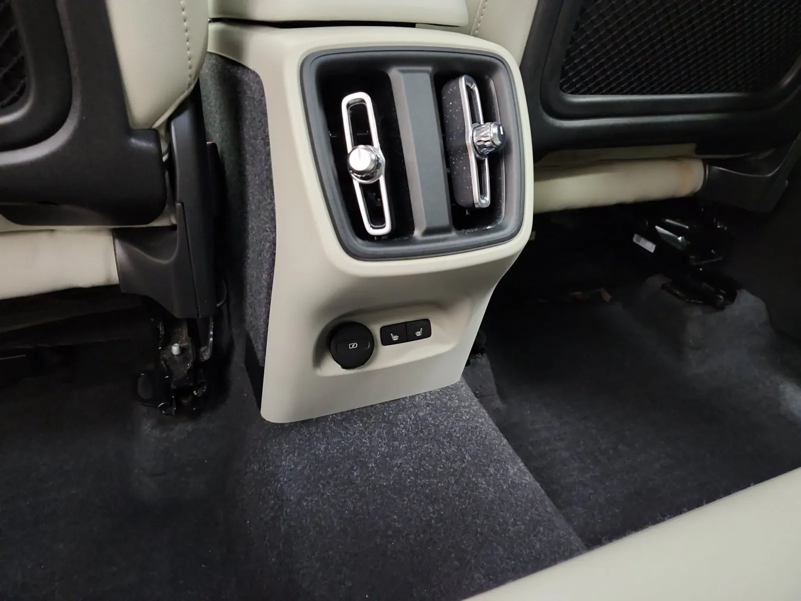 Volvo XC40 photo 13