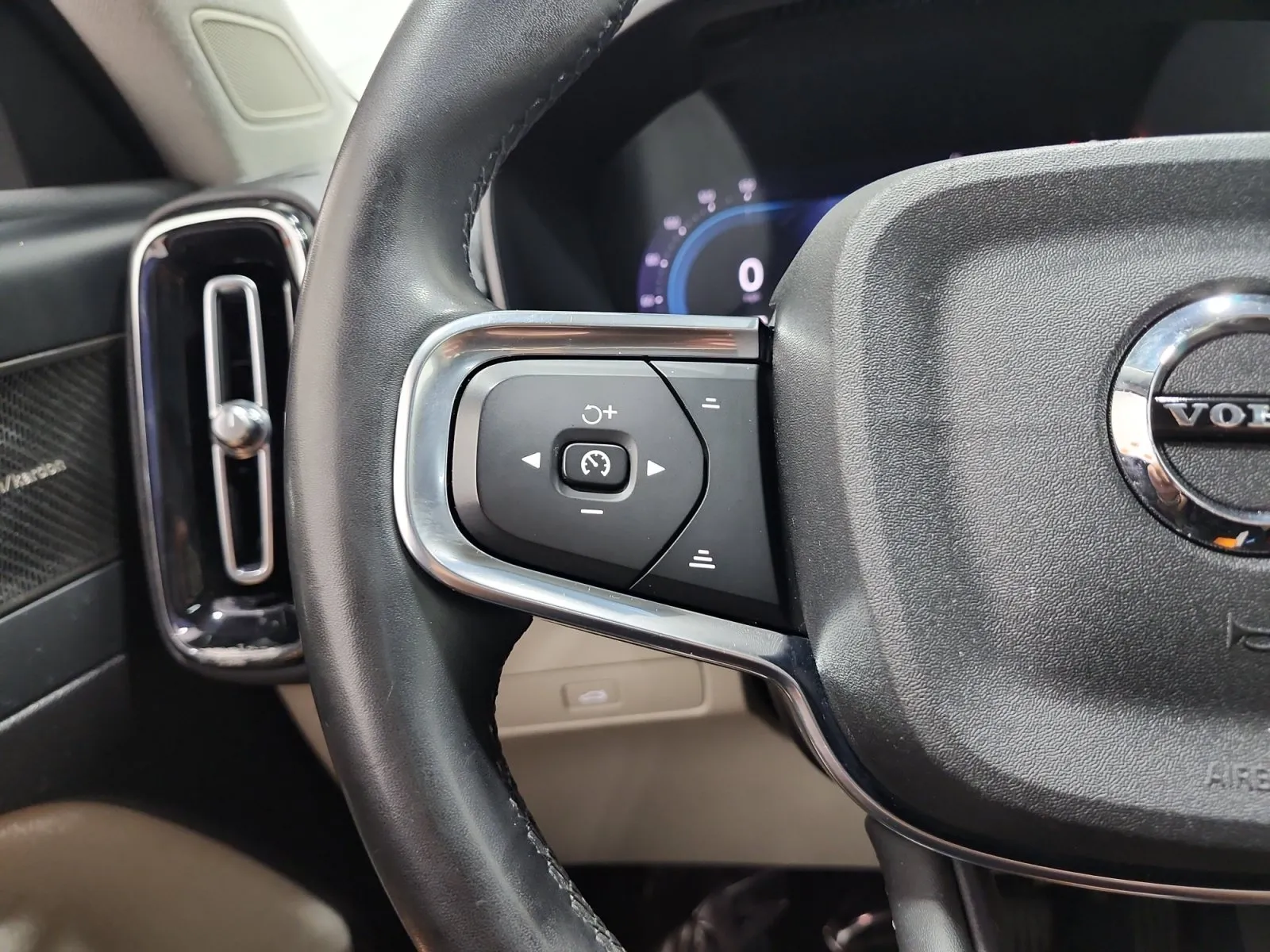 Volvo XC40 photo 27