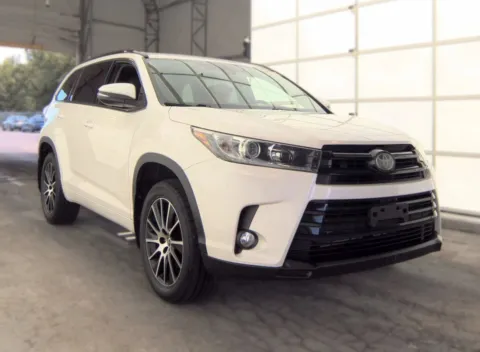 Another view of 2018 Toyota Highlander SE for sale in Columbus, OH at Auto Boutique Ohio